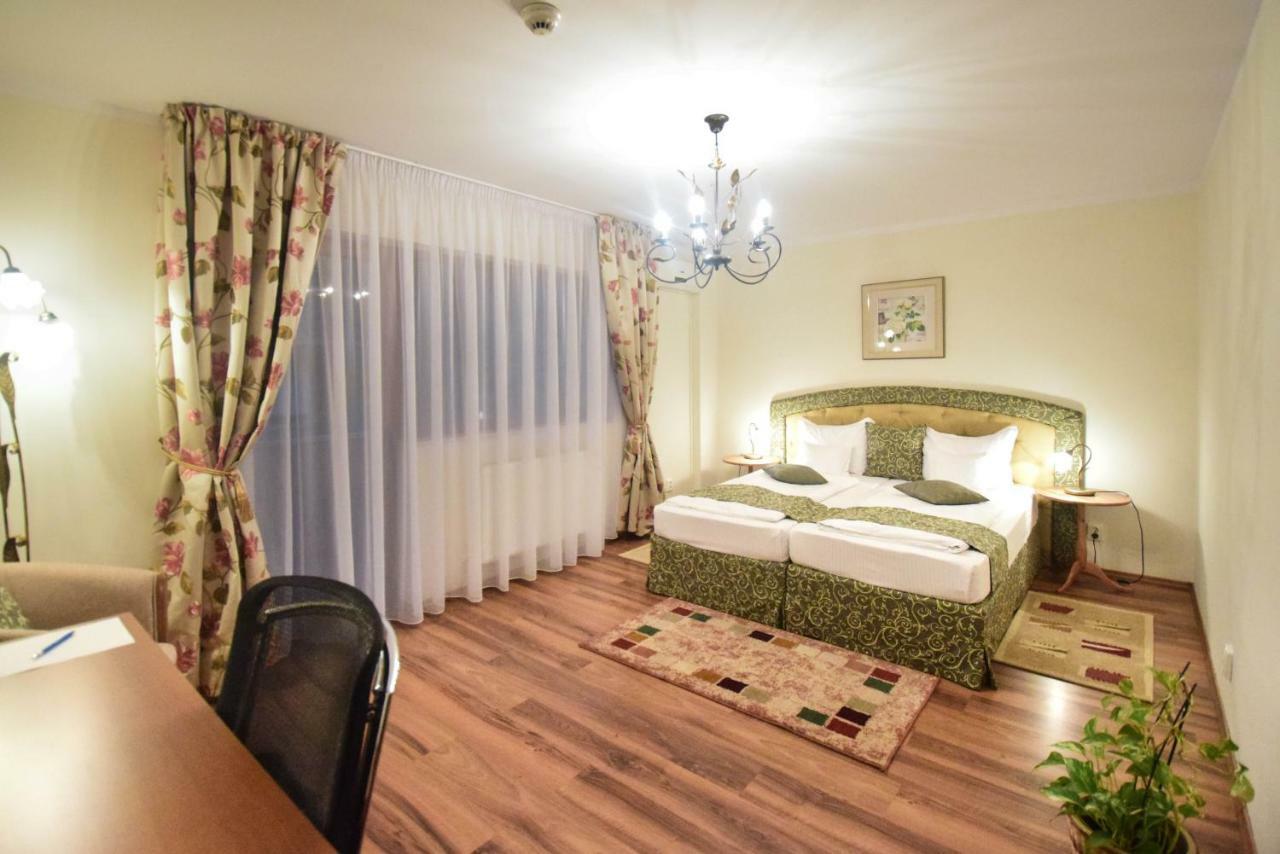 Cabrio Apart Hotel คลูจ-นาโปกา ภายนอก รูปภาพ